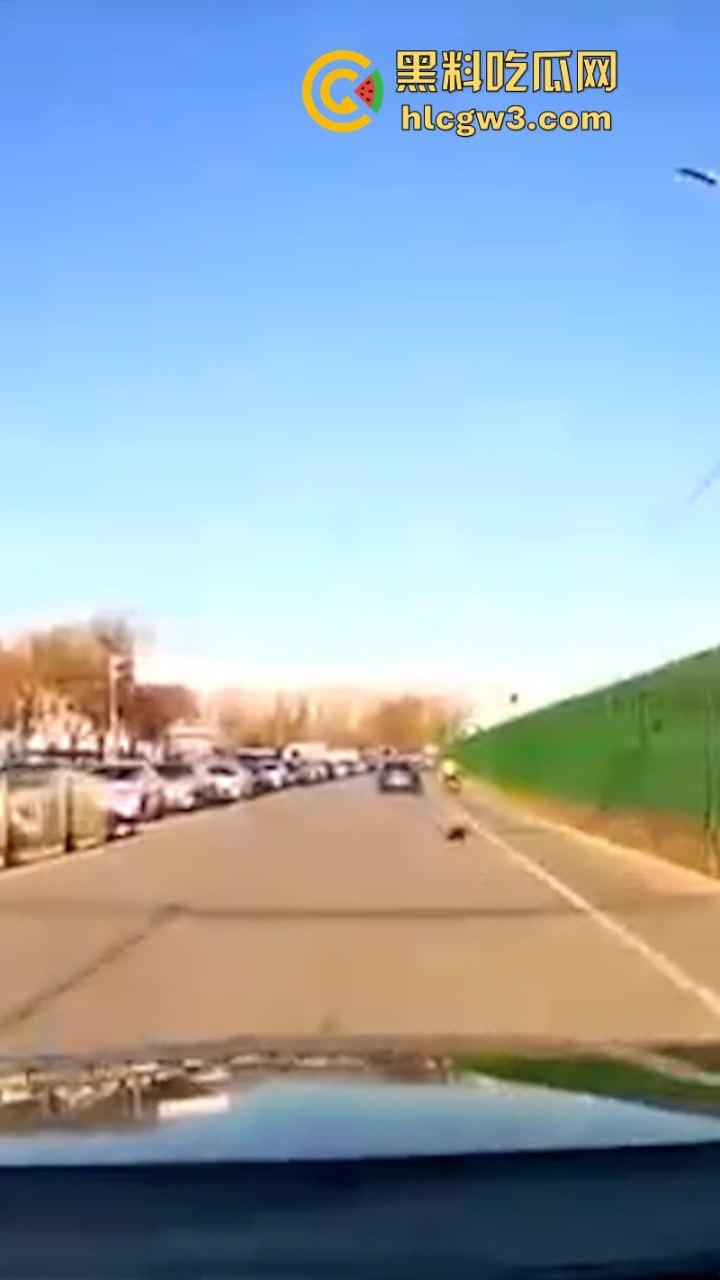 武汉一妹子骑车玩手机闯红灯惨遭大车碾压 直接腿被撞没上演“下半身失踪” 现已确认死亡!