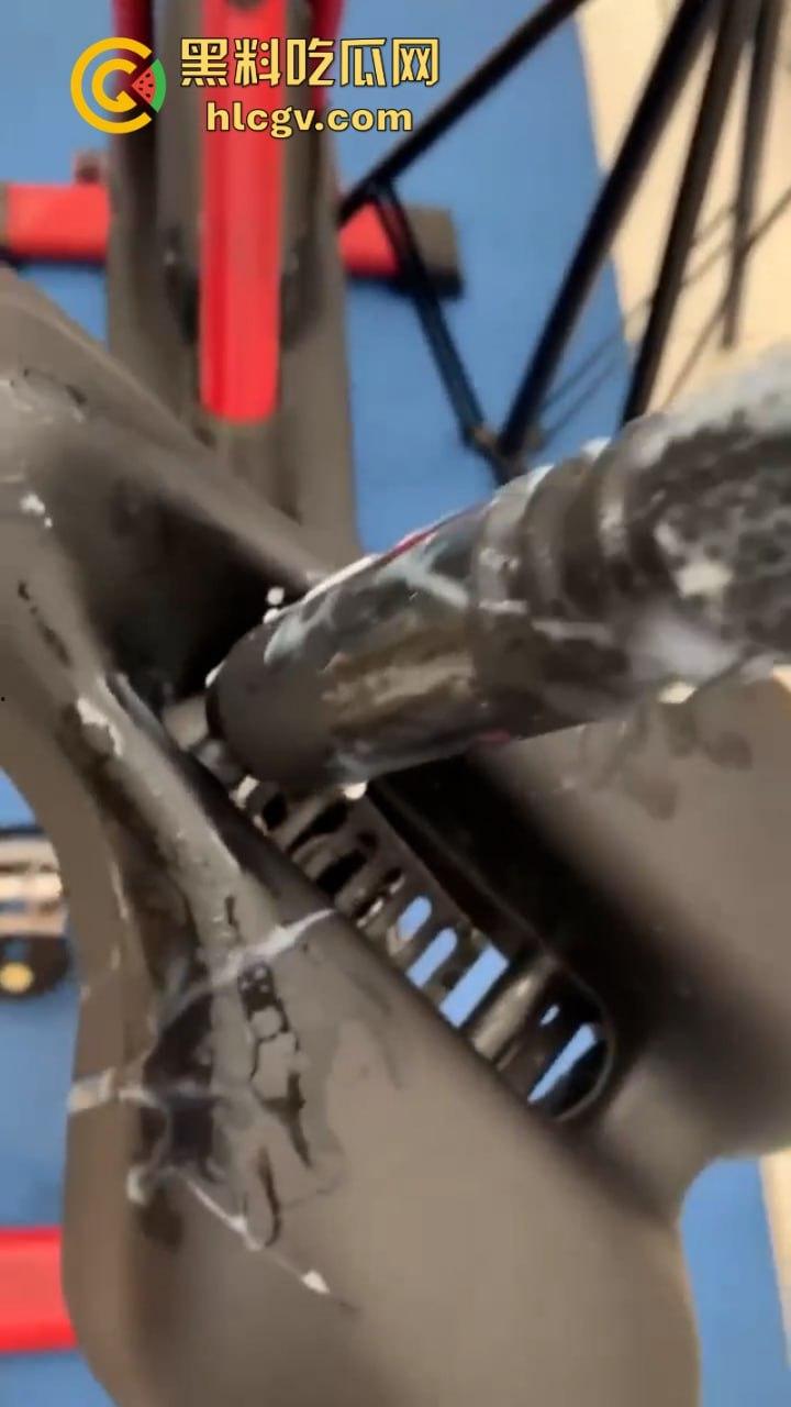 女主播【娇娇】真空献逼示范自动肉棒单车 淫水白浆直播间秒封禁