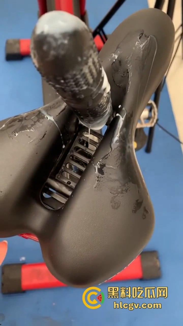 女主播【娇娇】真空献逼示范自动肉棒单车 淫水白浆直播间秒封禁