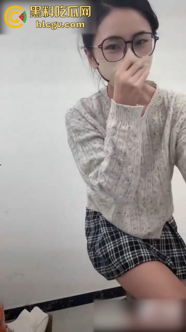 女主播【娇娇】真空献逼示范自动肉棒单车 淫水白浆直播间秒封禁