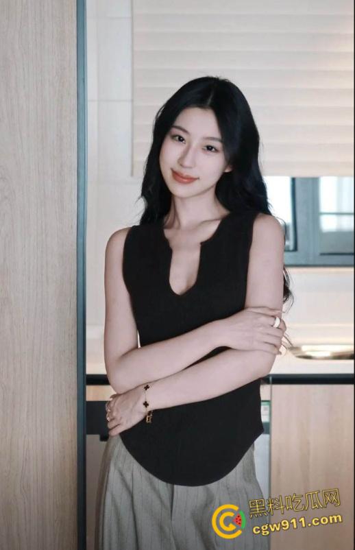 完美腰臀高颜值网红【木子李】被金主包养视频曝光,口交深喉骑乘榨精,无套内射让人血脉喷张!