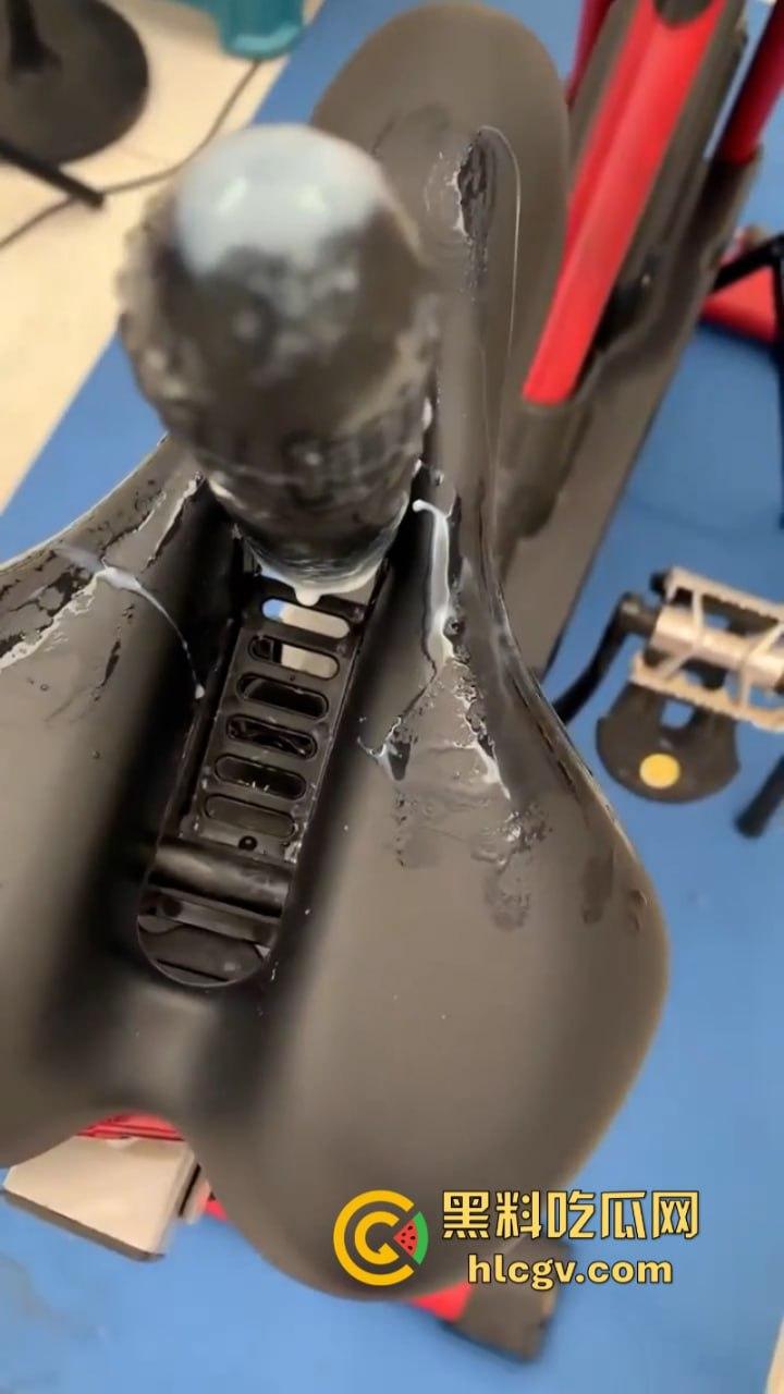 女主播【娇娇】真空献逼示范自动肉棒单车 淫水白浆直播间秒封禁