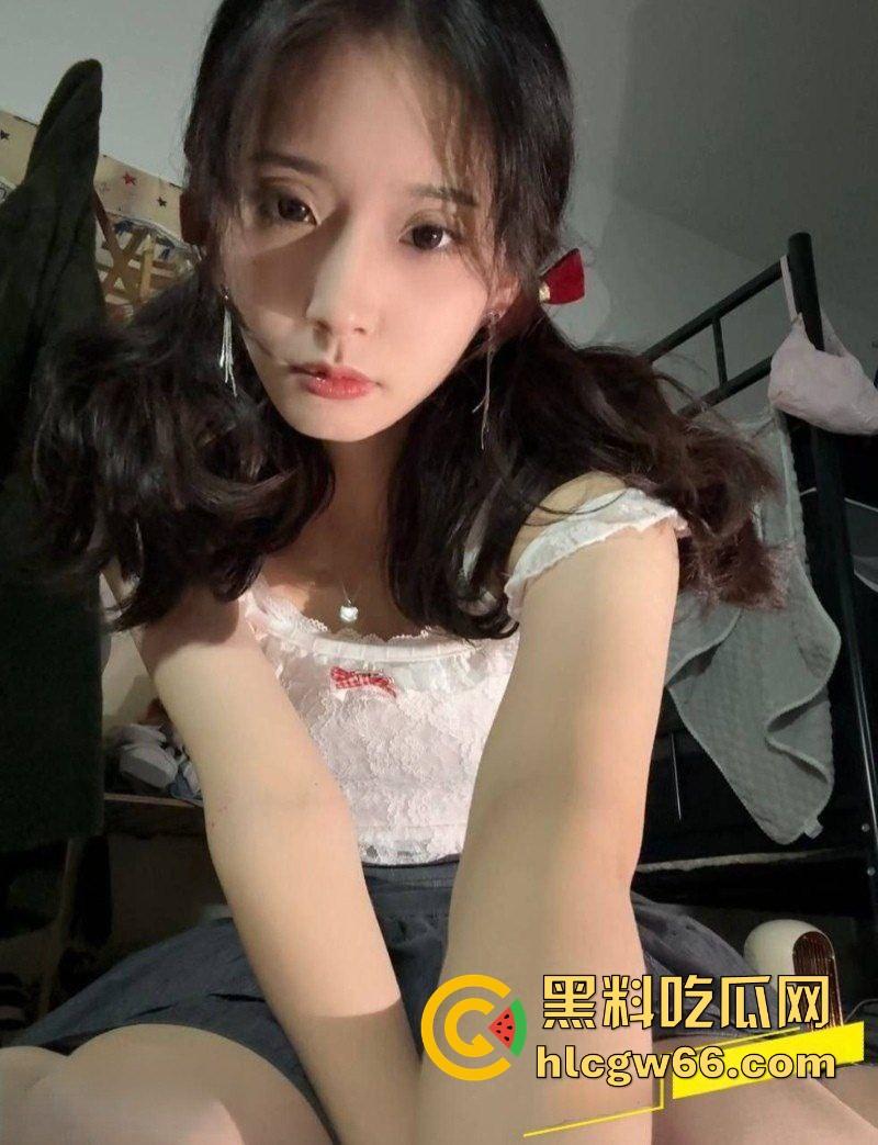 极品绿帽奴贡献娇妻 大屌单男从室内到走廊 绿帽老公欣赏全程兴奋不已 淫妻彻底沦为他人精盆!