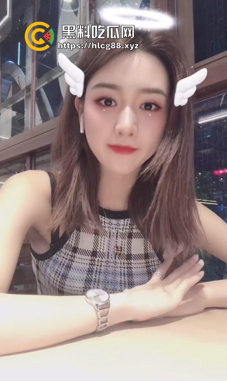 抖音御姐型少妇骚鸡【嘻嘻邓】都结婚带娃了还不忘老本行,30万粉丝背后竟是鸡婆榨精机器!