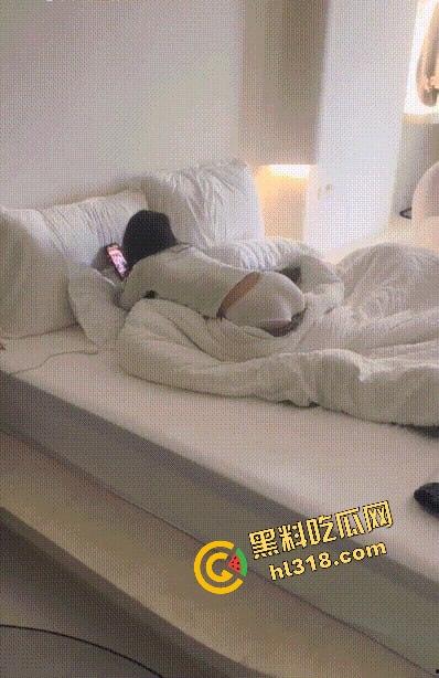 清纯母狗在私人影院被玩坏，无套传教士压住小屁股狂操，娇羞捂脸装不下去，后入大屌直接干到嗓子眼求饶！