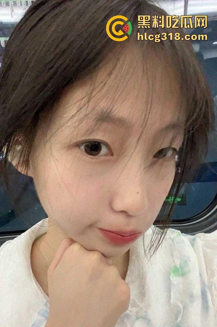 湖南师范学院【黎思瑶】清纯反差萝莉巨乳学妹 刚上大一就被学长拿下 撅着翘臀被无套抽插 ！