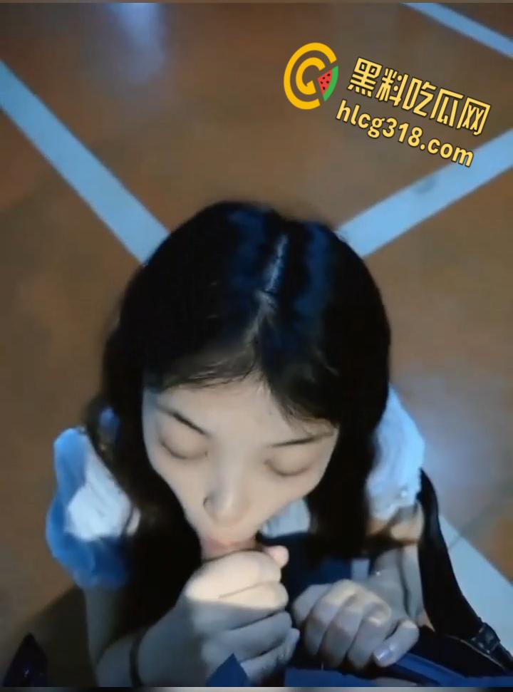 高颜值反差眼镜妹就爱口交,小小的舌头在龟头上打转, 颜射口爆还不舍得松口 !