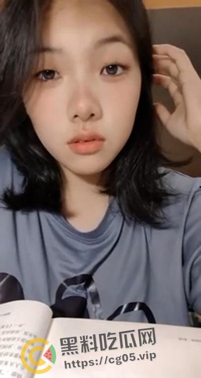 福州第十八中学【南笙】跟网友裸聊视频被外泄 巨乳高中生背地里竟然是反差母狗