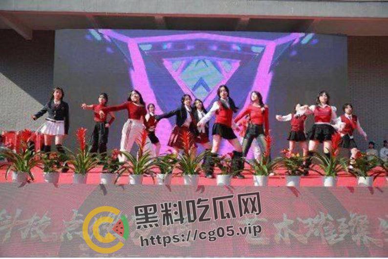 福州第十八中学【南笙】跟网友裸聊视频被外泄 巨乳高中生背地里竟然是反差母狗