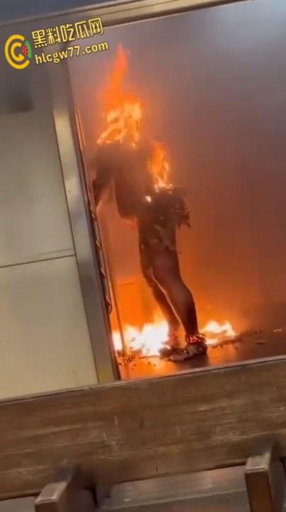 纽约地铁炼狱,危地马拉移民【塞巴蒂奥·萨佩塔 】纵火烧死女子,冷眼玩火震慑人性深渊!