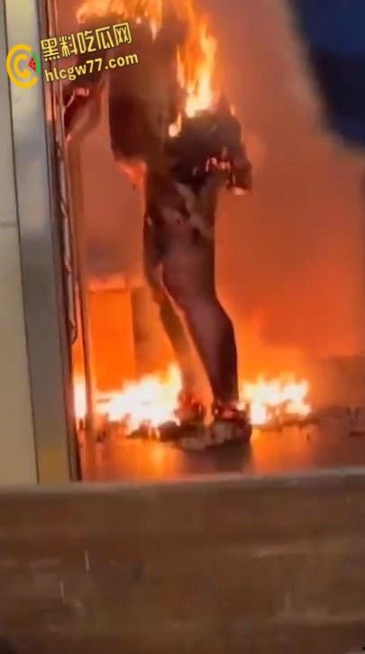 纽约地铁炼狱,危地马拉移民【塞巴蒂奥·萨佩塔 】纵火烧死女子,冷眼玩火震慑人性深渊!