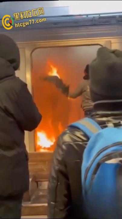 纽约地铁炼狱,危地马拉移民【塞巴蒂奥·萨佩塔 】纵火烧死女子,冷眼玩火震慑人性深渊!