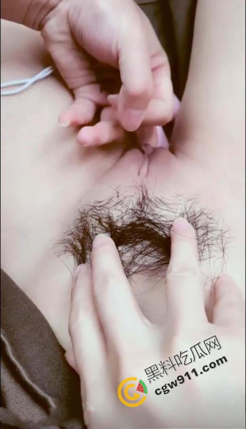 海角大神真实姐弟乱伦历程!回程路上车里跳蛋自慰疯狂勾引,大屌猛操姐姐小嘴,内射喉咙深处