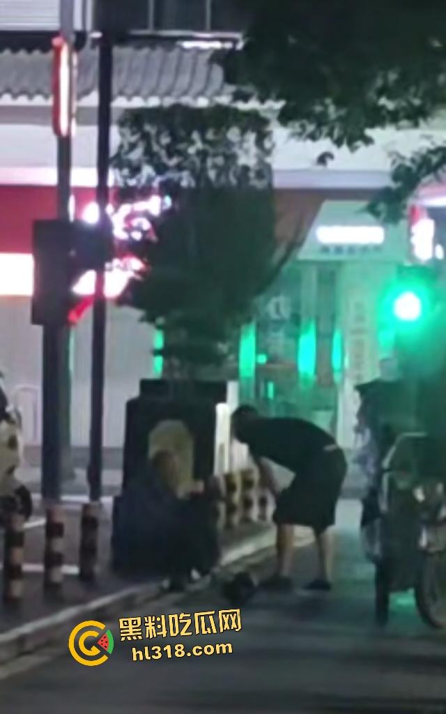 河南栾川县畜牲交警暴打拾荒老人!头盔狂砸血流满面,路人教练怒摔制服!