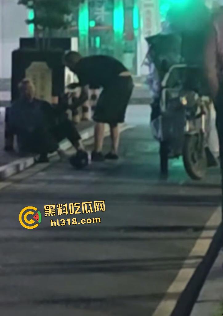 河南栾川县畜牲交警暴打拾荒老人!头盔狂砸血流满面,路人教练怒摔制服!
