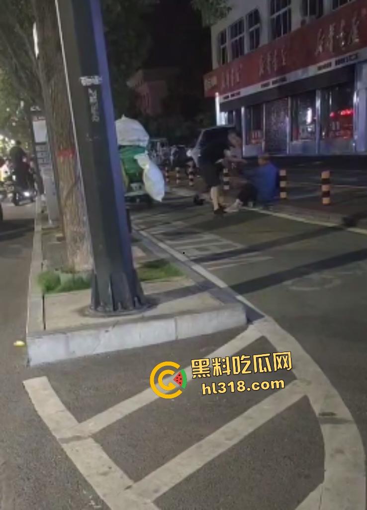 河南栾川县畜牲交警暴打拾荒老人!头盔狂砸血流满面,路人教练怒摔制服!