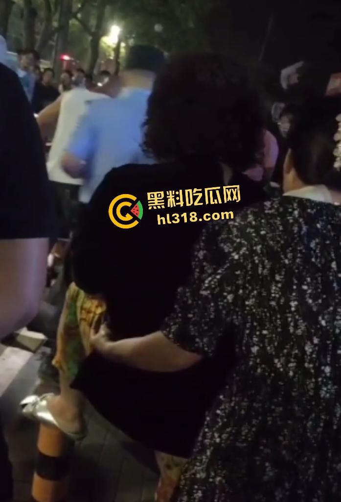 河南栾川县畜牲交警暴打拾荒老人!头盔狂砸血流满面,路人教练怒摔制服!