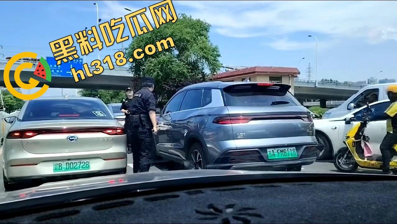 诈骗犯鞠某力大连取款被堵,强行飙车闯卡像拍电影,最后还是人没跑掉、车全撞废了!