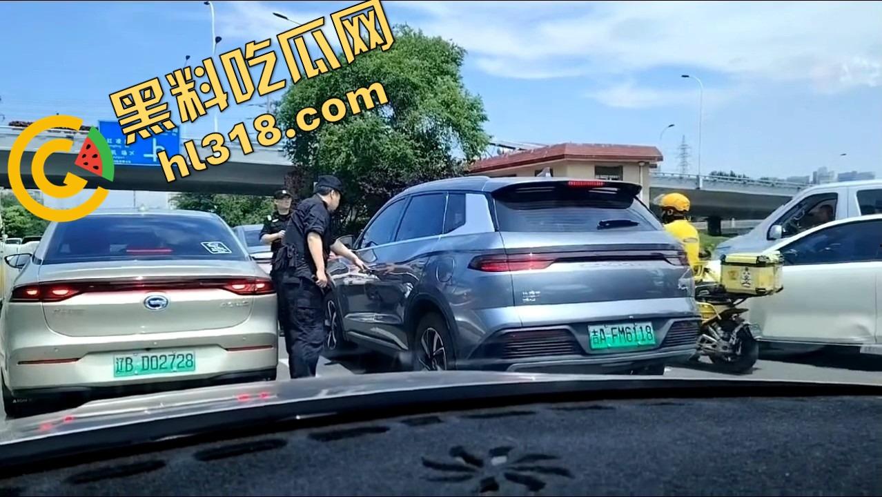 诈骗犯鞠某力大连取款被堵,强行飙车闯卡像拍电影,最后还是人没跑掉、车全撞废了!