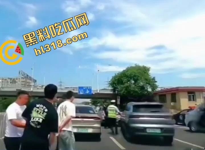 诈骗犯鞠某力大连取款被堵,强行飙车闯卡像拍电影,最后还是人没跑掉、车全撞废了!