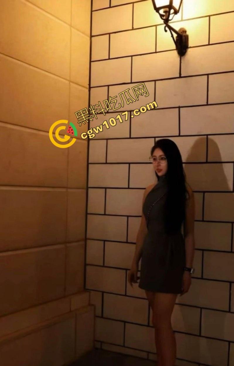 北京富二代手机相册私密视频泄露：黑丝御姐女友舌玩肉棒，花式足交调情，口爆吞精反差诱惑至极！