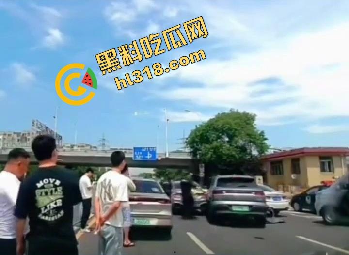 诈骗犯鞠某力大连取款被堵,强行飙车闯卡像拍电影,最后还是人没跑掉、车全撞废了!