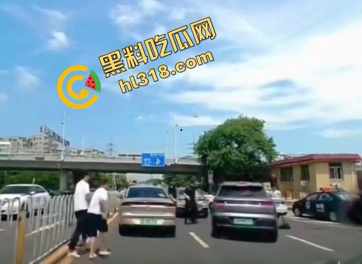 诈骗犯鞠某力大连取款被堵,强行飙车闯卡像拍电影,最后还是人没跑掉、车全撞废了!