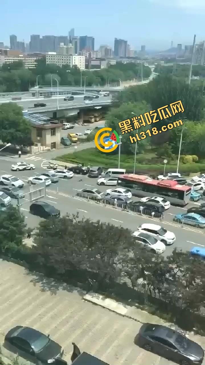 诈骗犯鞠某力大连取款被堵,强行飙车闯卡像拍电影,最后还是人没跑掉、车全撞废了!