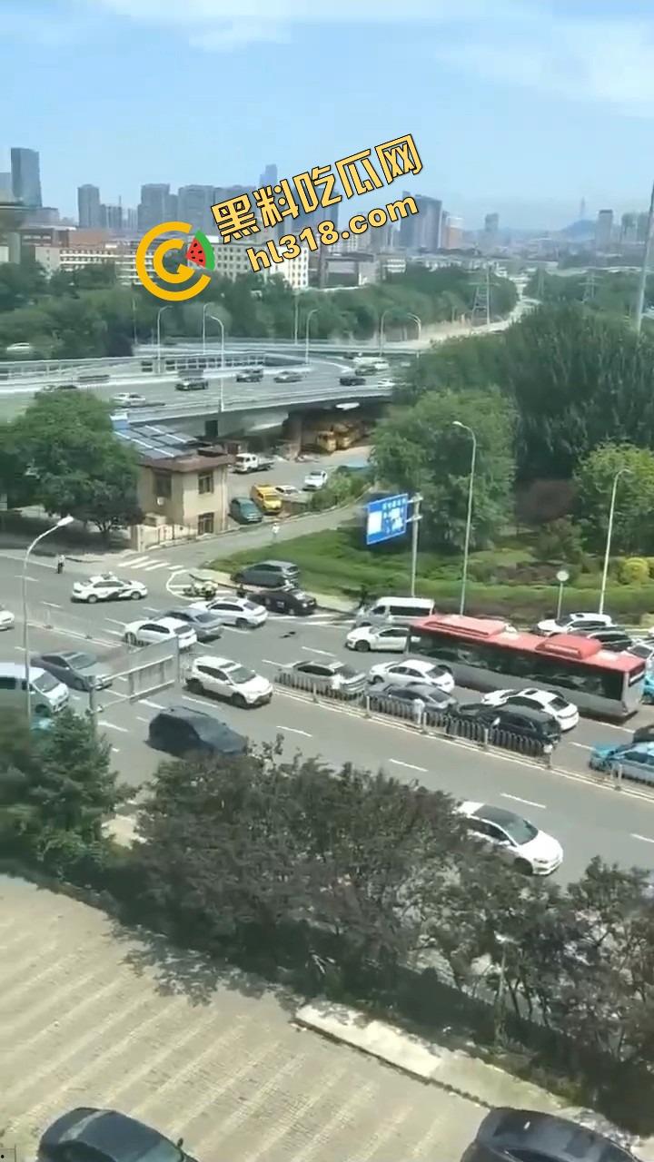 诈骗犯鞠某力大连取款被堵,强行飙车闯卡像拍电影,最后还是人没跑掉、车全撞废了!