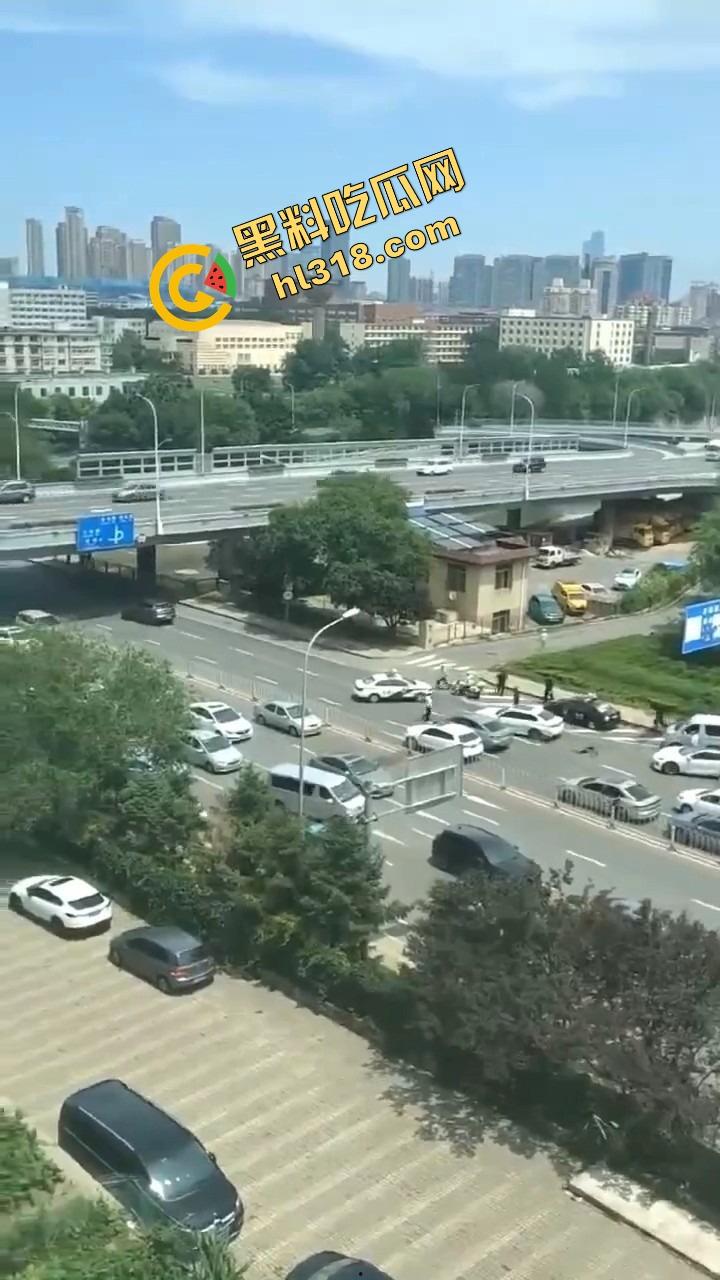 诈骗犯鞠某力大连取款被堵,强行飙车闯卡像拍电影,最后还是人没跑掉、车全撞废了!