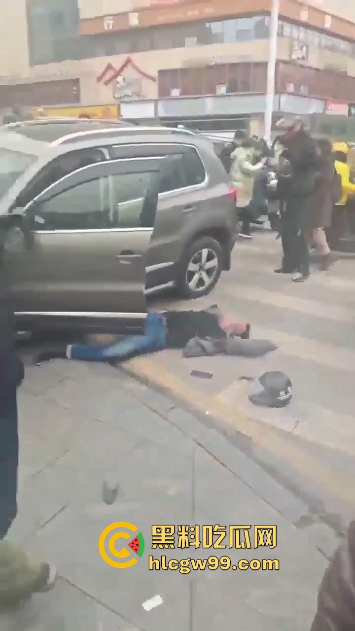 湖南长沙桂花公园地铁站一辆汽车突然闯红灯冲撞行人，人直接躺在地上不动了 头破血流，不会又是报复社会吧！