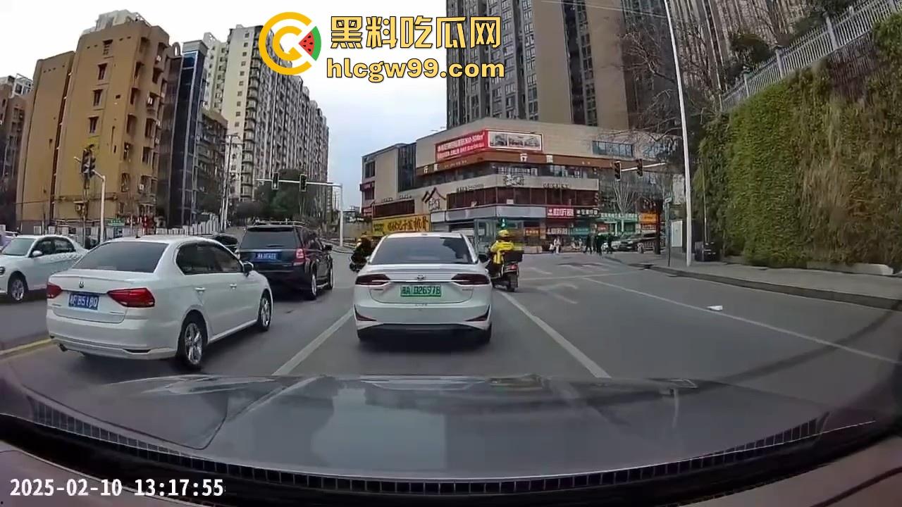 湖南长沙桂花公园地铁站一辆汽车突然闯红灯冲撞行人,人直接躺在地上不动了 头破血流,不会又是报复社会吧!