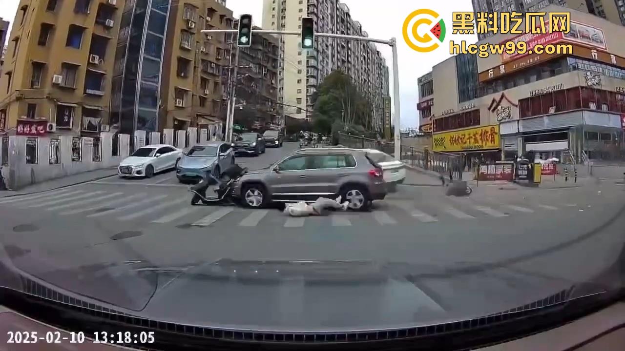 湖南长沙桂花公园地铁站一辆汽车突然闯红灯冲撞行人,人直接躺在地上不动了 头破血流,不会又是报复社会吧!