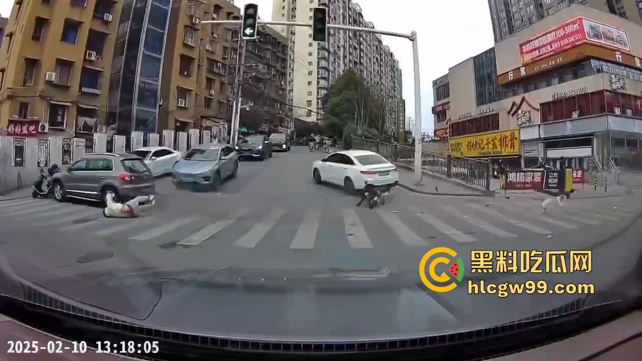 湖南长沙桂花公园地铁站一辆汽车突然闯红灯冲撞行人,人直接躺在地上不动了 头破血流,不会又是报复社会吧!