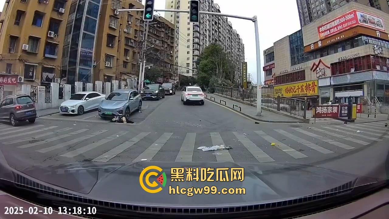 湖南长沙桂花公园地铁站一辆汽车突然闯红灯冲撞行人,人直接躺在地上不动了 头破血流,不会又是报复社会吧!