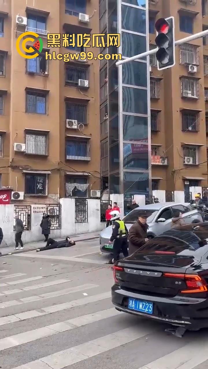 湖南长沙桂花公园地铁站一辆汽车突然闯红灯冲撞行人,人直接躺在地上不动了 头破血流,不会又是报复社会吧!