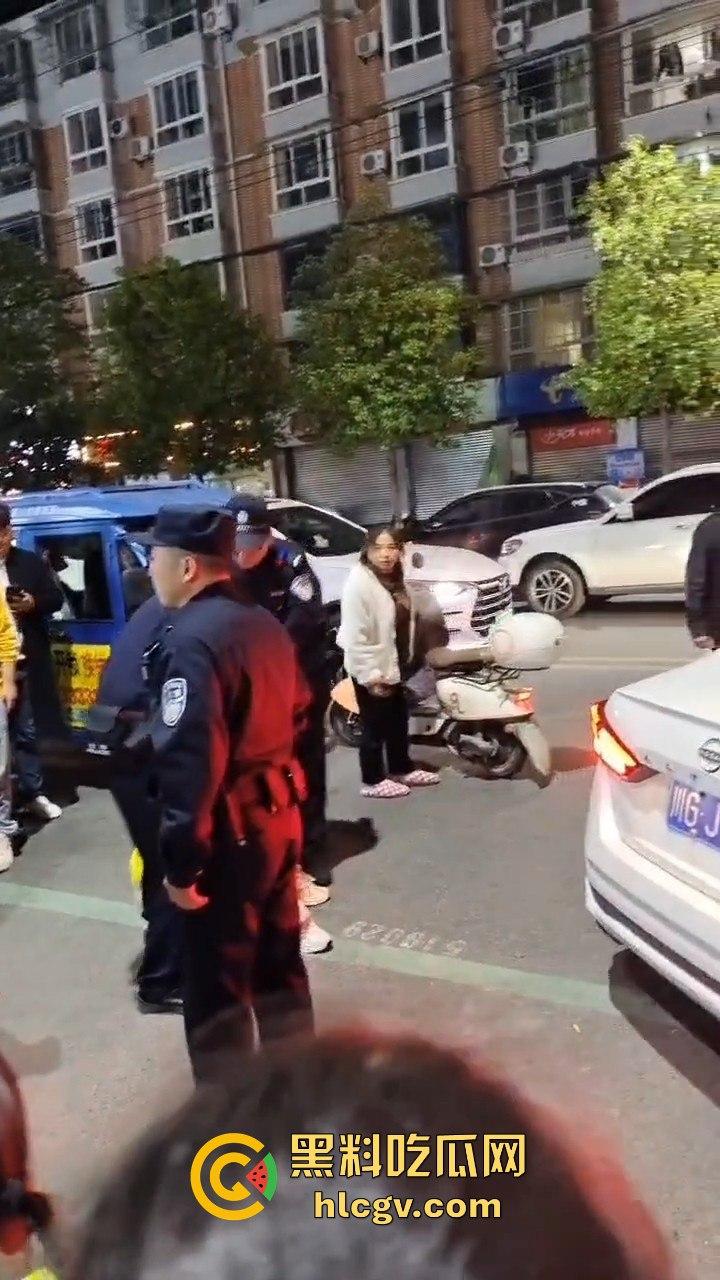 绵阳虎大姐吵架吵到直接抢警察枪！姐这是看电影看上头了？真把自己当女主角了吧！