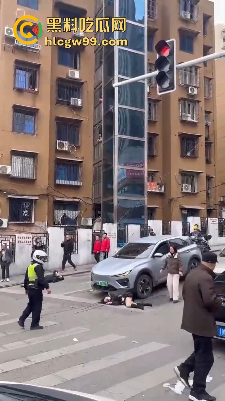 湖南长沙桂花公园地铁站一辆汽车突然闯红灯冲撞行人,人直接躺在地上不动了 头破血流,不会又是报复社会吧!