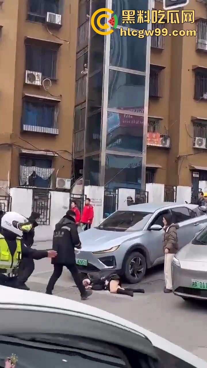 湖南长沙桂花公园地铁站一辆汽车突然闯红灯冲撞行人,人直接躺在地上不动了 头破血流,不会又是报复社会吧!