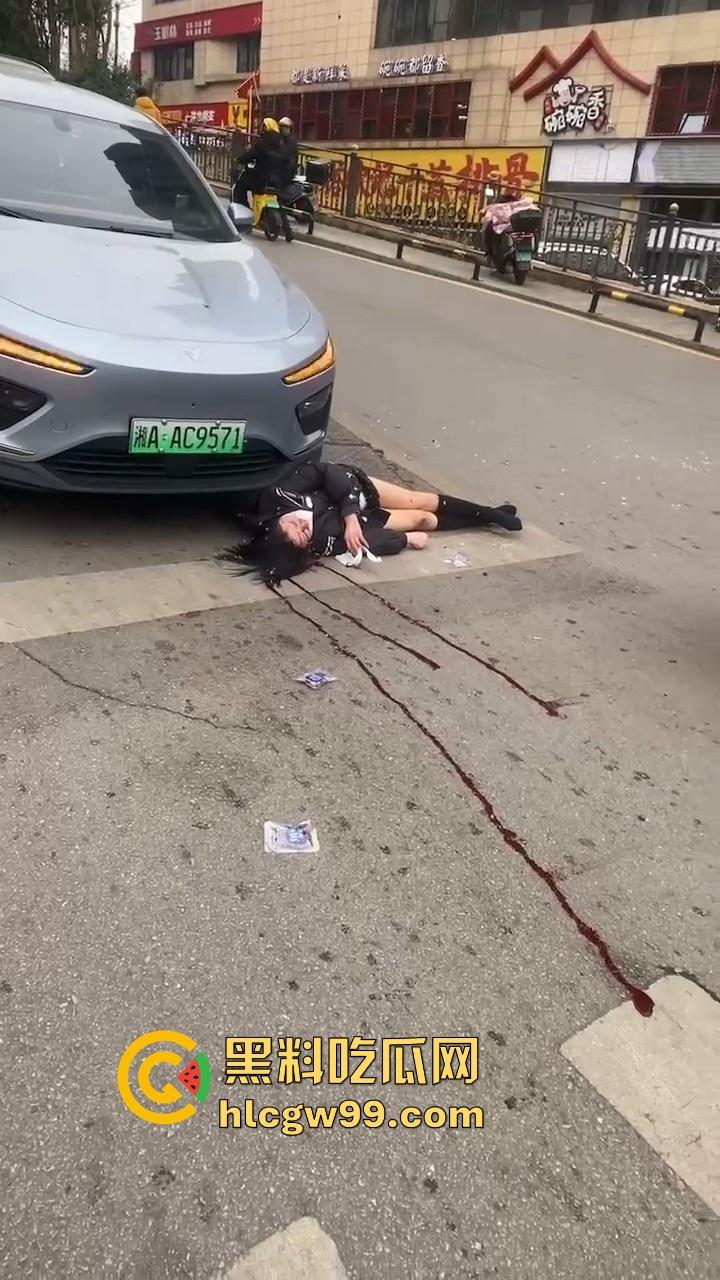 湖南长沙桂花公园地铁站一辆汽车突然闯红灯冲撞行人,人直接躺在地上不动了 头破血流,不会又是报复社会吧!