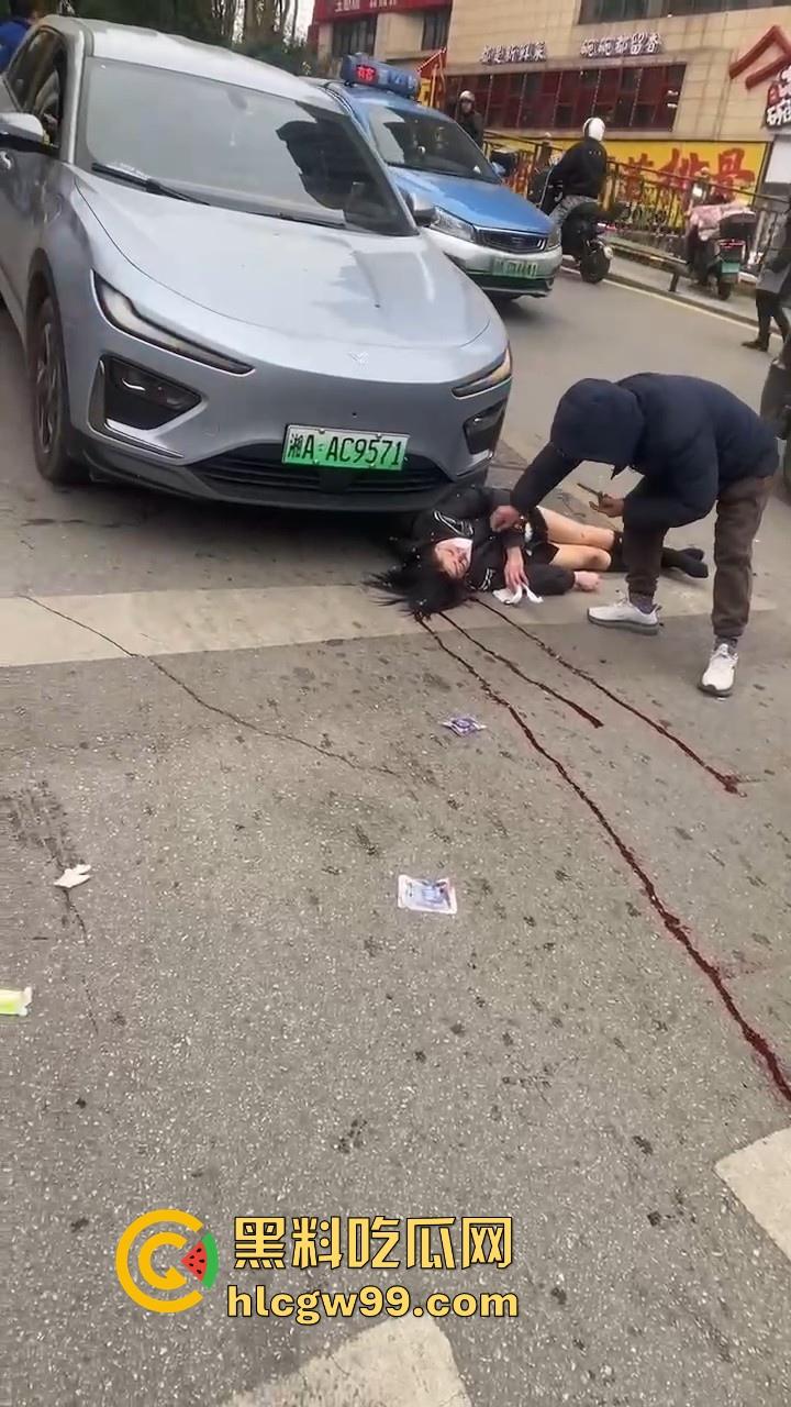 湖南长沙桂花公园地铁站一辆汽车突然闯红灯冲撞行人,人直接躺在地上不动了 头破血流,不会又是报复社会吧!