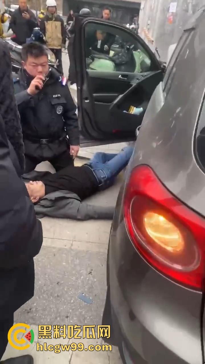 湖南长沙桂花公园地铁站一辆汽车突然闯红灯冲撞行人,人直接躺在地上不动了 头破血流,不会又是报复社会吧!