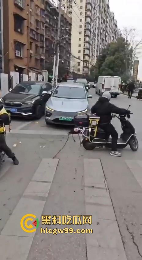 湖南长沙桂花公园地铁站一辆汽车突然闯红灯冲撞行人,人直接躺在地上不动了 头破血流,不会又是报复社会吧!