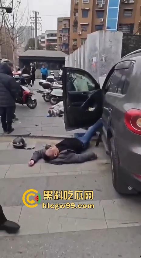 湖南长沙桂花公园地铁站一辆汽车突然闯红灯冲撞行人,人直接躺在地上不动了 头破血流,不会又是报复社会吧!