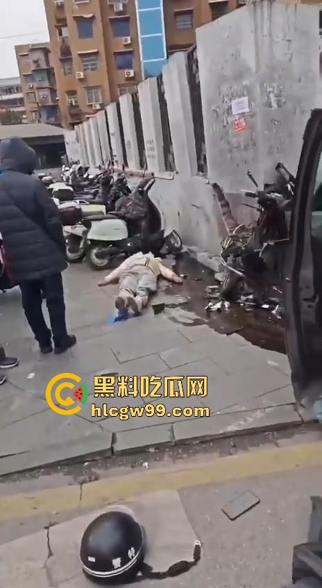 湖南长沙桂花公园地铁站一辆汽车突然闯红灯冲撞行人,人直接躺在地上不动了 头破血流,不会又是报复社会吧!