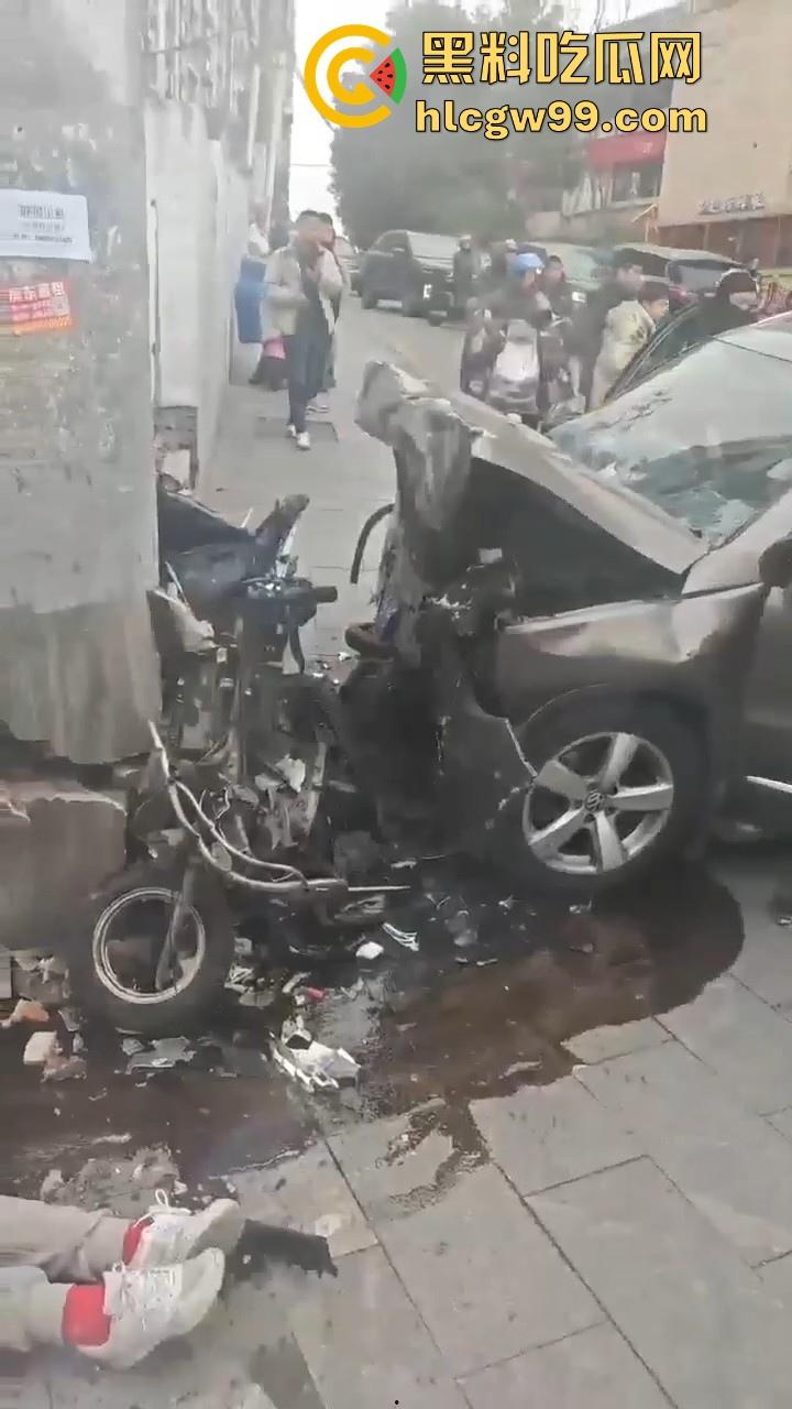 湖南长沙桂花公园地铁站一辆汽车突然闯红灯冲撞行人,人直接躺在地上不动了 头破血流,不会又是报复社会吧!