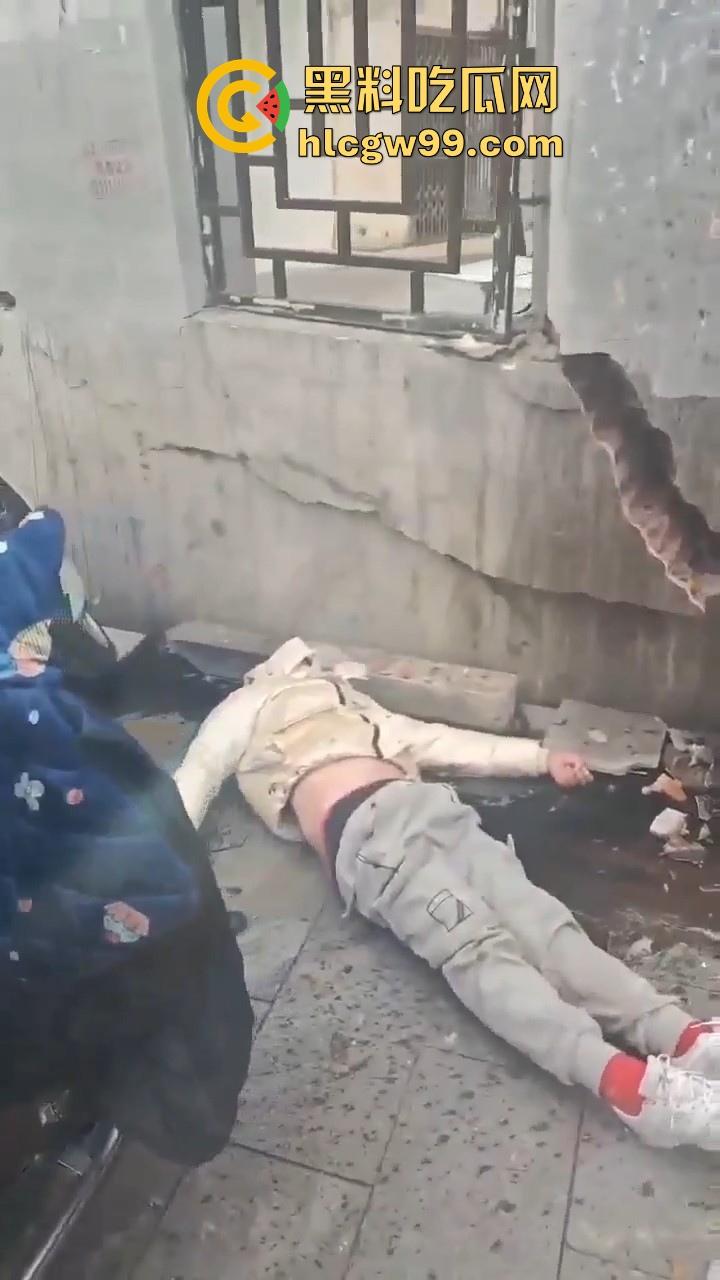 湖南长沙桂花公园地铁站一辆汽车突然闯红灯冲撞行人,人直接躺在地上不动了 头破血流,不会又是报复社会吧!