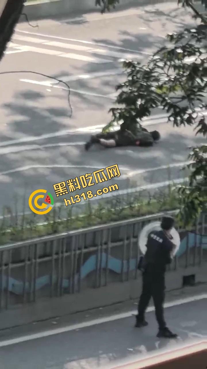 东莞中堂街头真人炸鸡秀,大哥背炸弹变身爆破鬼才堵路,手握军刺装狠,警方现场上演爆头大戏!
