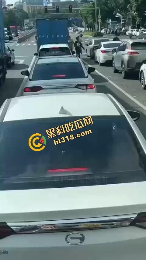 东莞中堂街头真人炸鸡秀,大哥背炸弹变身爆破鬼才堵路,手握军刺装狠,警方现场上演爆头大戏!