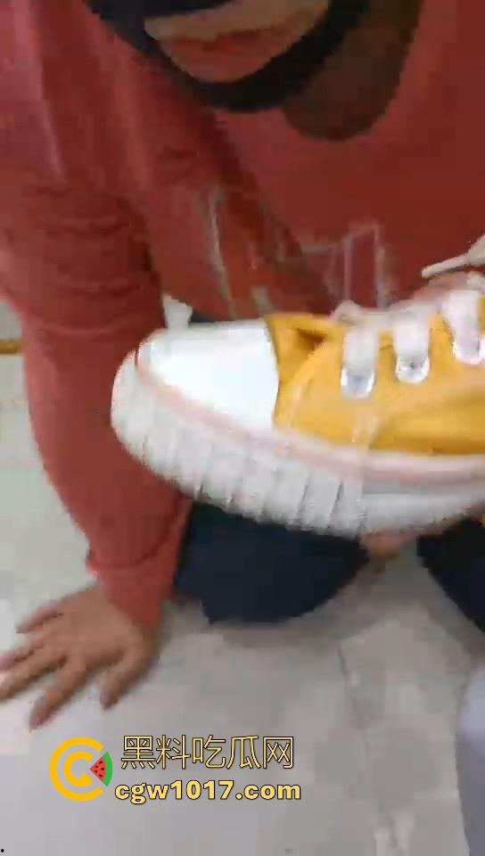 不良小妹调教自己的肥宅男奴,暴力美学性爱,舔鞋舔脚都是基本操作,小胖狗乖乖的听话只为得到女主人的怜悯!